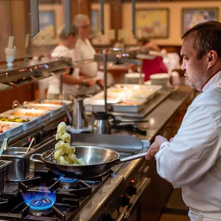 Helena Park 5* Napospart